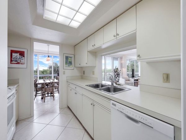 Great Value Two Bedroom Vacation Condo with Pool in Naples