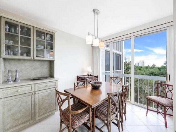 Great Value Two Bedroom Vacation Condo with Pool in Naples