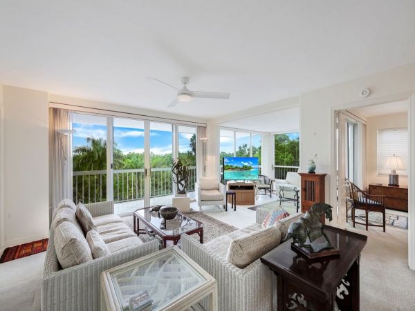 Great Value Two Bedroom Vacation Condo with Pool in Naples