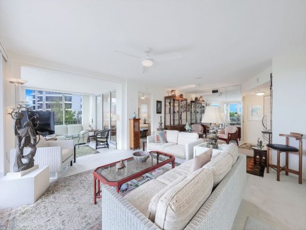 Great Value Two Bedroom Vacation Condo with Pool in Naples