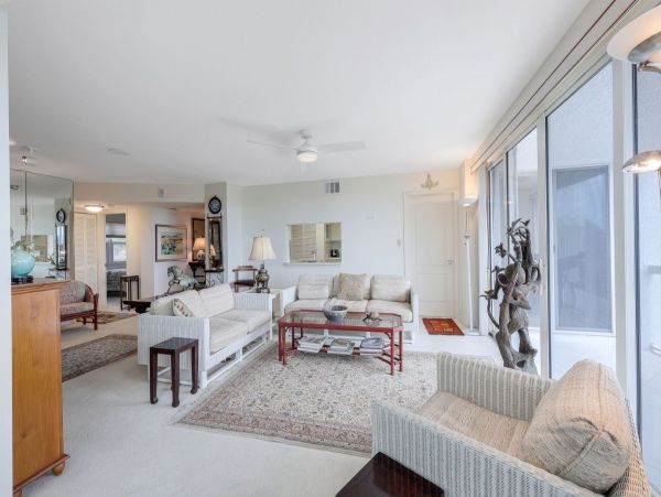 Great Value Two Bedroom Vacation Condo with Pool in Naples