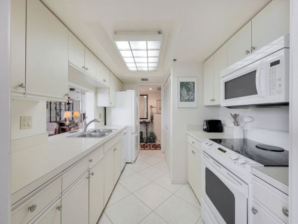 Great Value Two Bedroom Vacation Condo with Pool in Naples