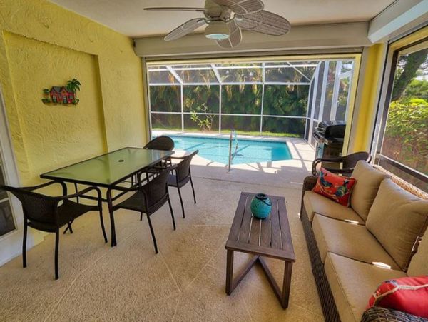 Lovely 3 Bedroom Vacation Home in Naples with Caged Pool