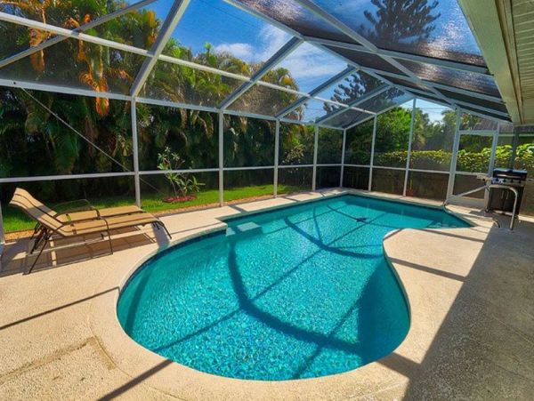 Lovely 3 Bedroom Vacation Home in Naples with Caged Pool