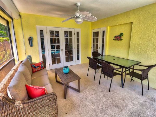 Lovely 3 Bedroom Vacation Home in Naples with Caged Pool