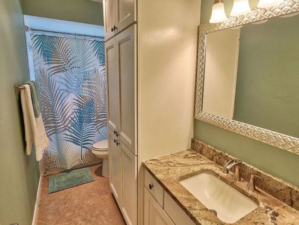 Lovely 3 Bedroom Vacation Home in Naples with Caged Pool