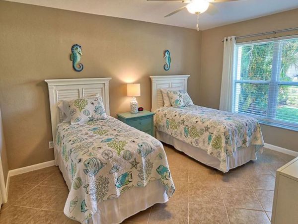 Lovely 3 Bedroom Vacation Home in Naples with Caged Pool