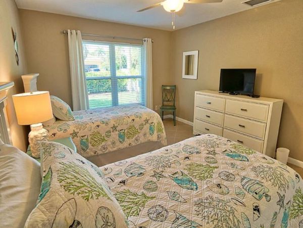 Lovely 3 Bedroom Vacation Home in Naples with Caged Pool