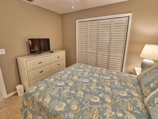 Lovely 3 Bedroom Vacation Home in Naples with Caged Pool