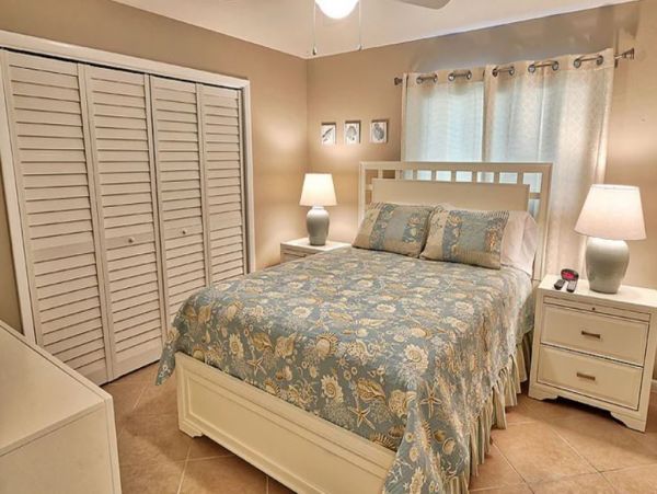 Lovely 3 Bedroom Vacation Home in Naples with Caged Pool