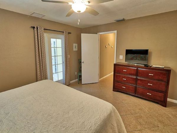 Lovely 3 Bedroom Vacation Home in Naples with Caged Pool