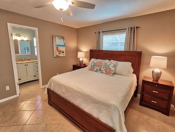 Lovely 3 Bedroom Vacation Home in Naples with Caged Pool