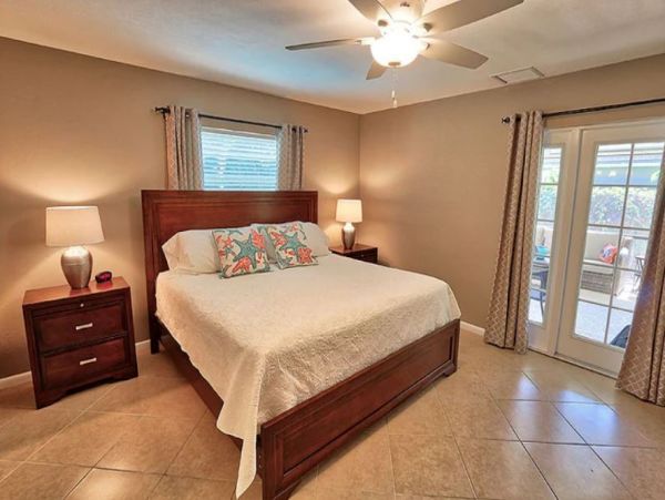 Lovely 3 Bedroom Vacation Home in Naples with Caged Pool