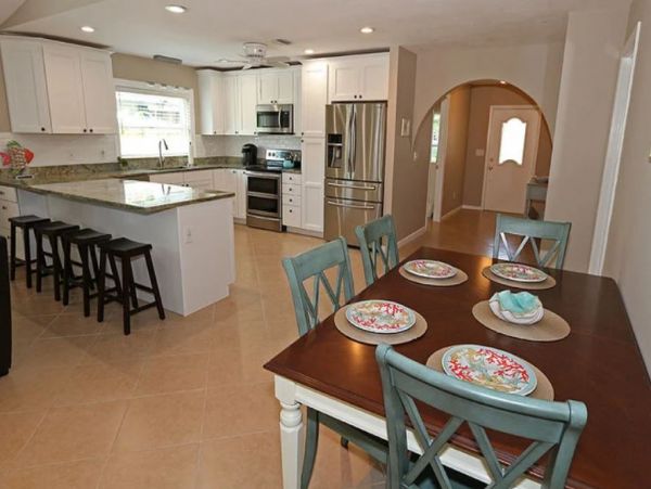 Lovely 3 Bedroom Vacation Home in Naples with Caged Pool