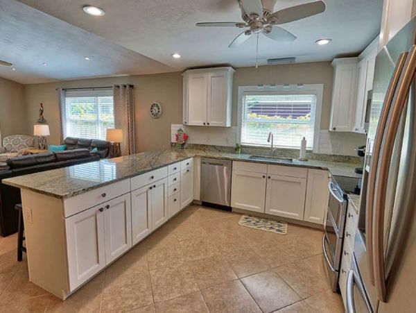 Lovely 3 Bedroom Vacation Home in Naples with Caged Pool