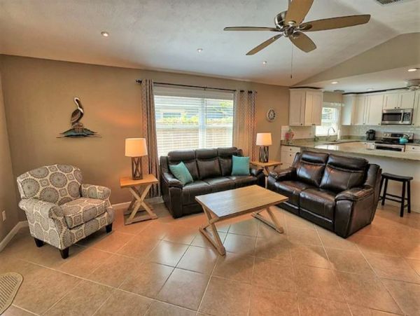 Lovely 3 Bedroom Vacation Home in Naples with Caged Pool