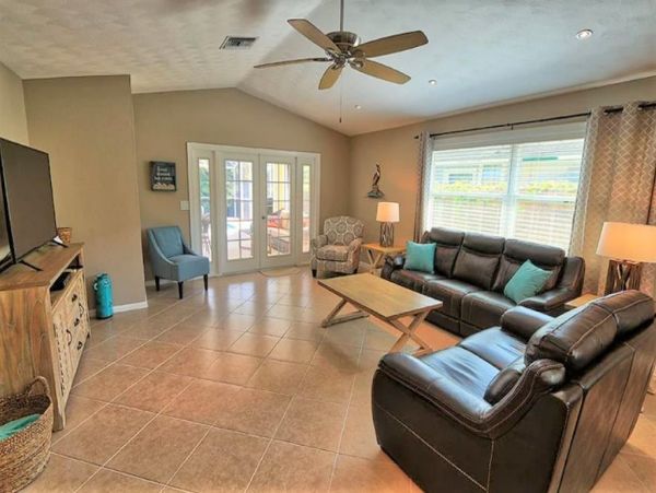 Lovely 3 Bedroom Vacation Home in Naples with Caged Pool