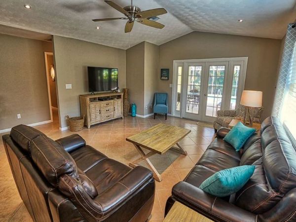 Lovely 3 Bedroom Vacation Home in Naples with Caged Pool