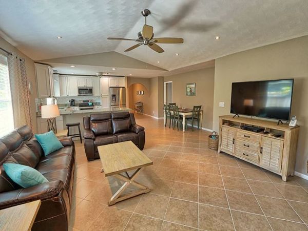 Lovely 3 Bedroom Vacation Home in Naples with Caged Pool