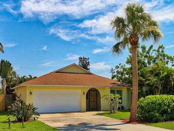 Lovely 3 Bedroom Vacation Home in Naples with Caged Pool
