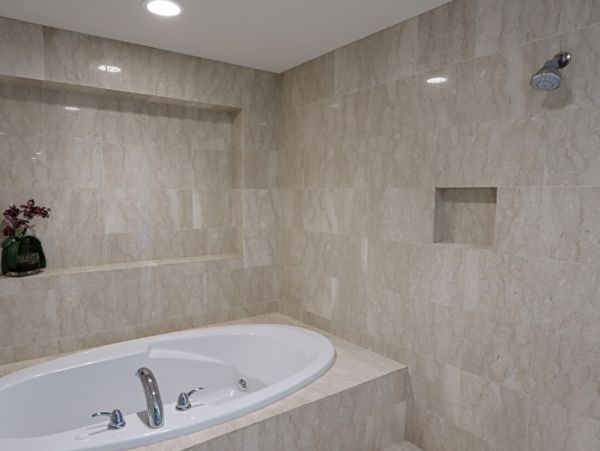 Beautiful 3 Bedroom Corner Condo Sleeps 6
