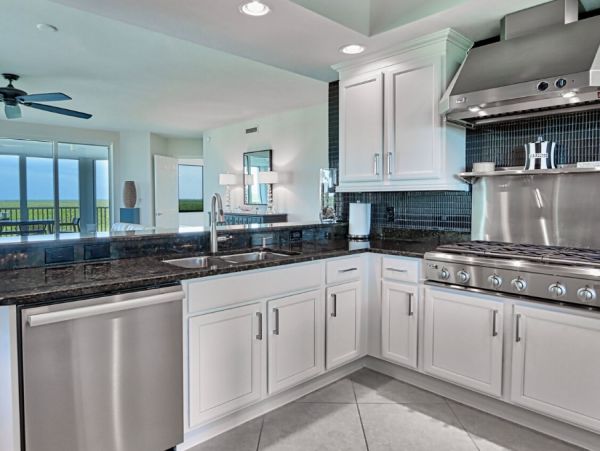 Beautiful 3 Bedroom Corner Condo Sleeps 6