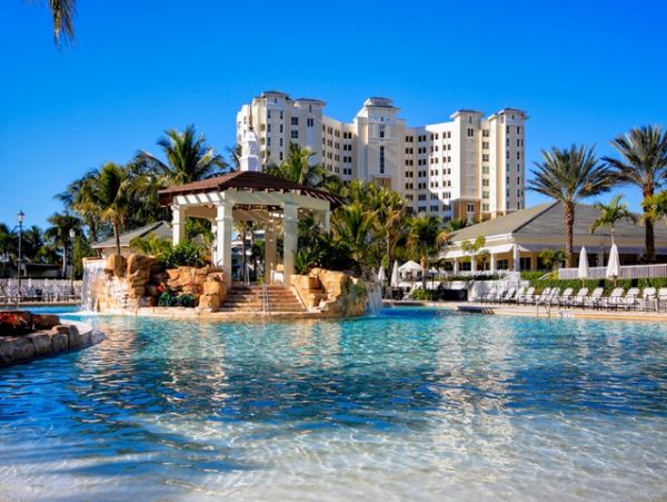 Beautiful 3 Bedroom Corner Condo Sleeps 6