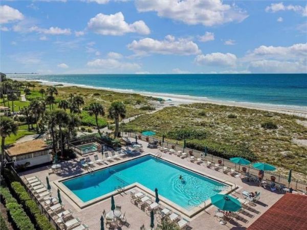 Longboat Key Vacation Condo Sleeps Five Guests.