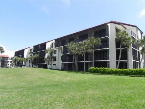 Longboat Key Vacation Condo Sleeps Five Guests.