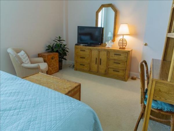 Longboat Key Vacation Condo Sleeps Five Guests.