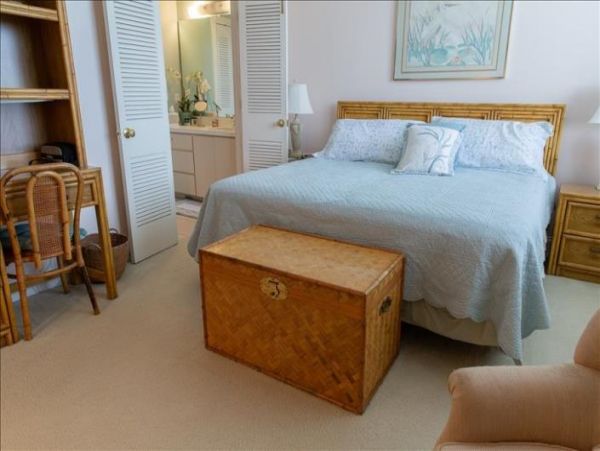 Longboat Key Vacation Condo Sleeps Five Guests.