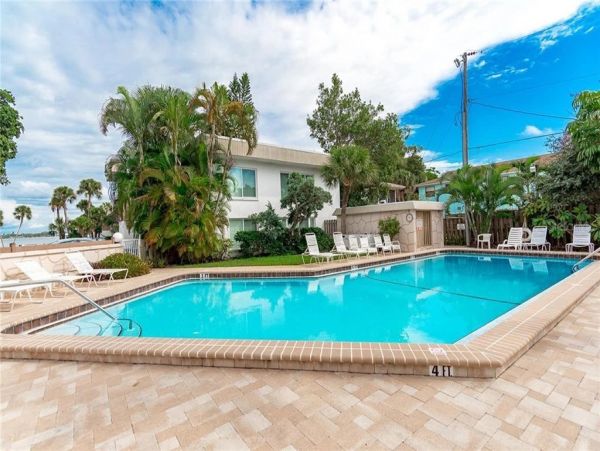 Englewood Vacation Condo One Bedroom Walk to Beach
