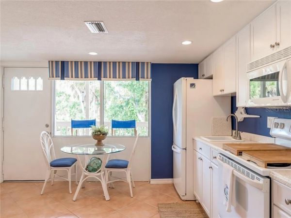 Englewood Vacation Condo One Bedroom Walk to Beach