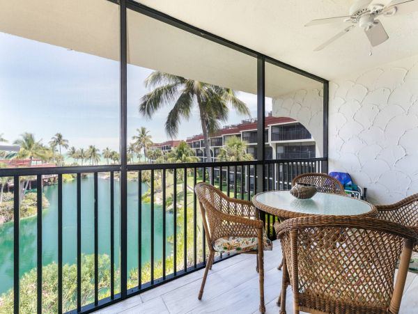 Gulf Views Sanibel Rental Condo at Beach Sleeps Eight