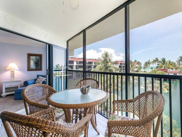 Gulf Views Sanibel Rental Condo at Beach Sleeps Eight