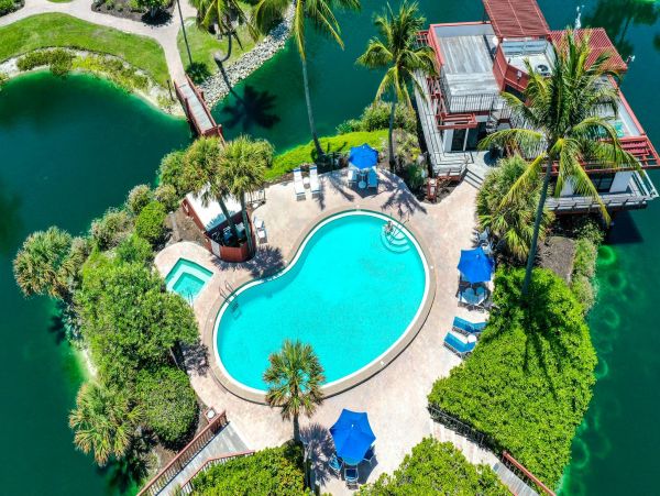 Gulf Views Sanibel Rental Condo at Beach Sleeps Eight
