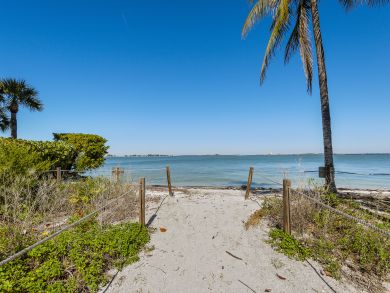 Enjoy the Bay and Golf with just minutes walk Enjoy the Bay and Golf with just minutes walk