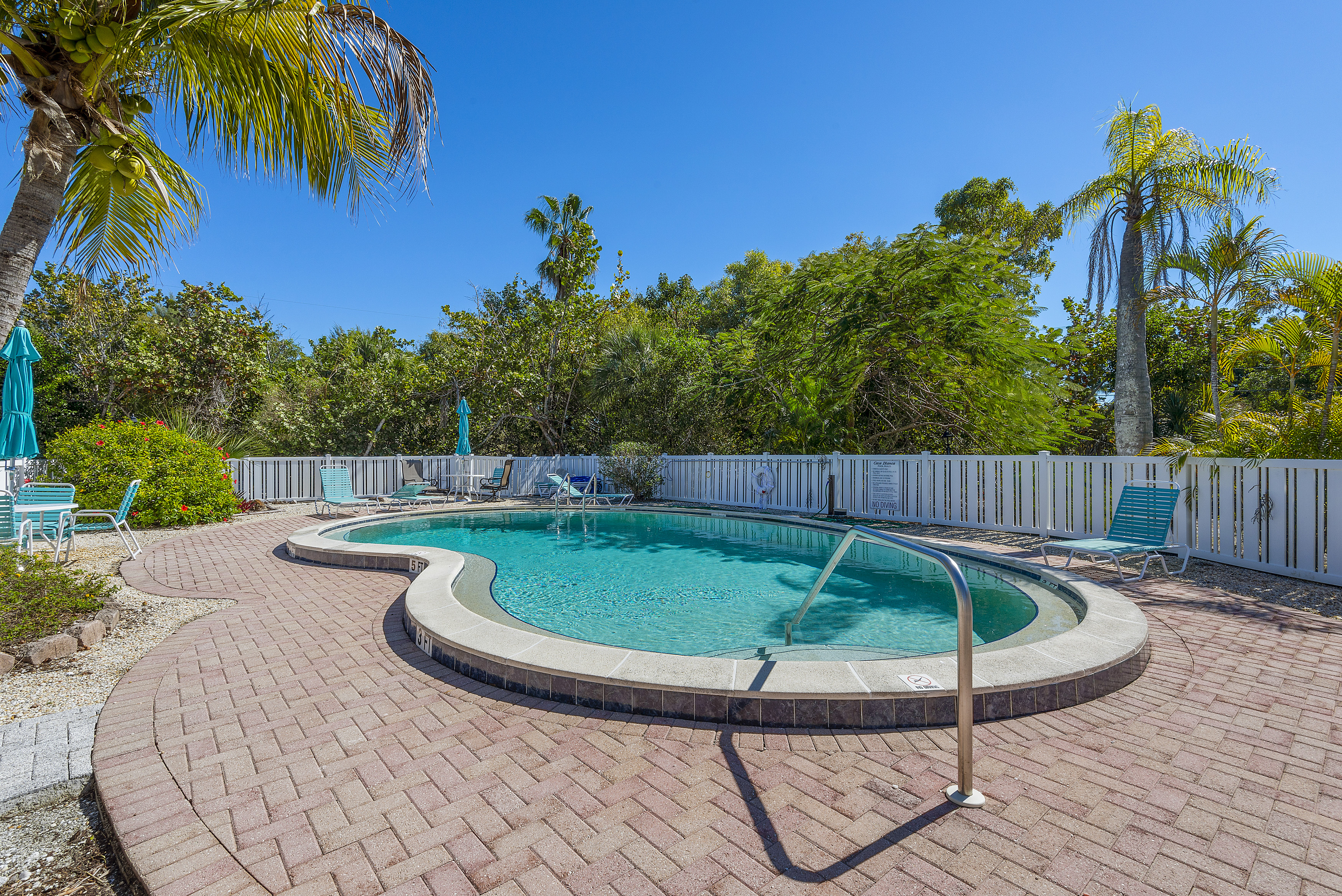 Enjoy the Bay and Golf with just minutes walk Enjoy the Bay and Golf with just minutes walk