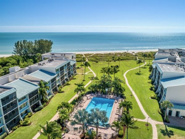 Sanibel Vacation Condo Two Bedroom Steps to Beach