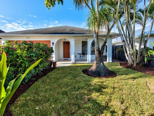 Upgraded 3 Bedroom Home in Naples with Private Pool