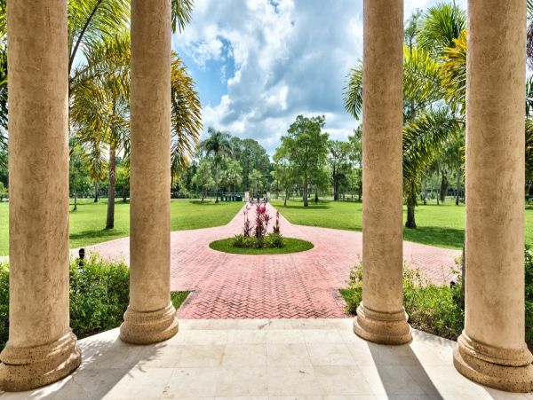 Nine Bedroom Luxury Vacation Mansion in Naples