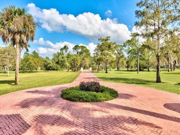Nine Bedroom Luxury Vacation Mansion in Naples