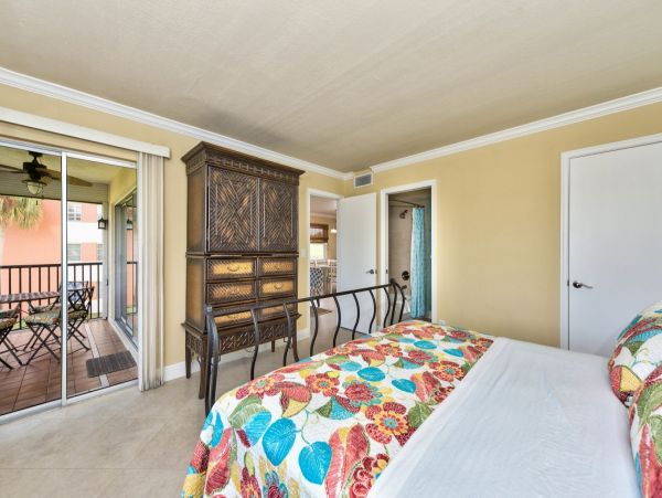 Two Bedroom Naples Vacation Condo with Golf Course Views