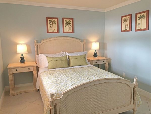 Two Bedroom Naples Vacation Condo with Golf Course Views