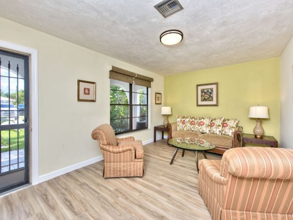 3 Bedroom Home in a Great Location with Private Pool