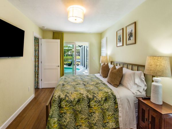 Close to Downtown Naples Luxury Pool Home