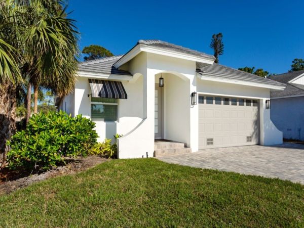 Three Bedroom Home in Naples with Caged Pool & Hot Tub - Your Coastal Escape Awaits