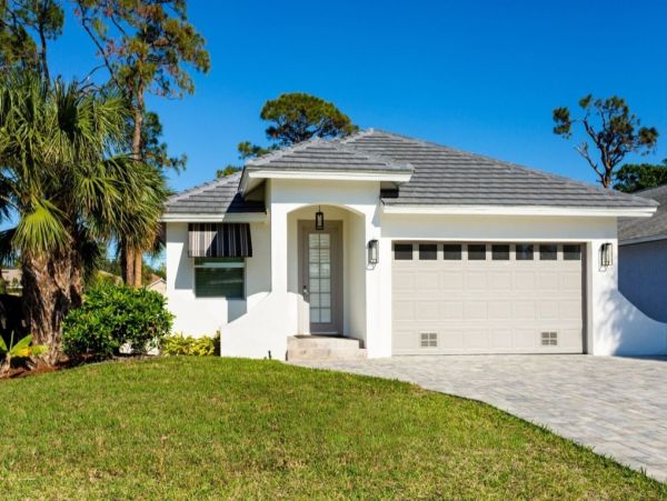 Three Bedroom Home in Naples with Caged Pool & Hot Tub - Your Coastal Escape Awaits