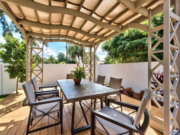 Naples Vacation Home Sleeps Eight Guests