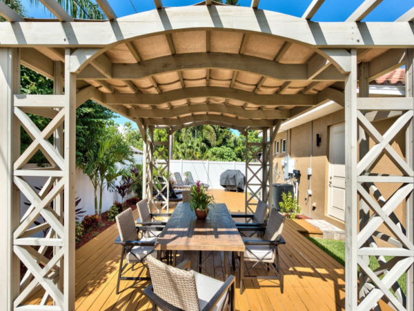 Naples Vacation Home Sleeps Eight Guests